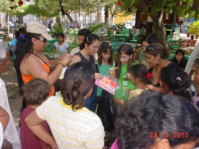 Otro aspecto de la entrega de juguetes, cuando Karla Toruno (de gorra) toma algunas fotos